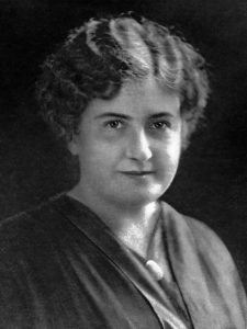 Portrait photographique de Maria Montessori jeune adulte, cheveux bouclés, regard calme et déterminéi